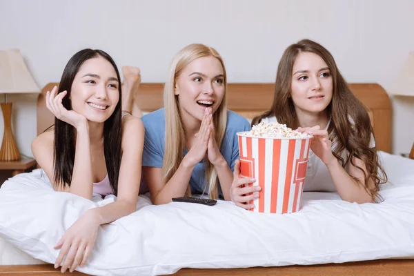 Multietniskt Flickor Liggande Sängen Med Popcorn Och Titta — Stockfoto