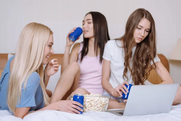 Multiethnic Girls Drinking Cola Using Laptop Home — Free Stock Photo