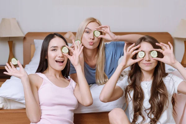 Drei Schöne Multikulturelle Mädchen Die Augen Mit Gurkenteilen Bedecken — Stockfoto