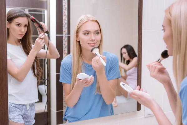 Menina Bonita Aplicando Fundação Com Escova Maquiagem Banheiro — Fotografia de Stock