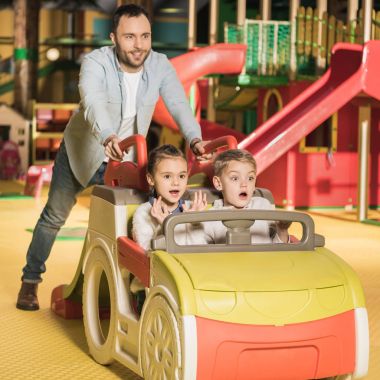 mutlu baba çocuklar oyuncak araba eğlence merkezi iliskilerle