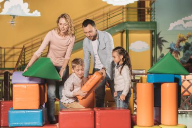 mutlu aile renkli blokları ile birlikte kapalı oyun Merkezi'nde oynuyor
