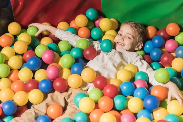 Mignon Heureux Petit Garçon Jouer Dans Piscine Avec Des Boules — Photo