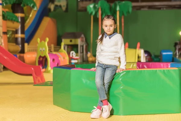 Niedliches Kleines Kind Blickt Die Kamera Während Unterhaltungszentrum Steht — Stockfoto