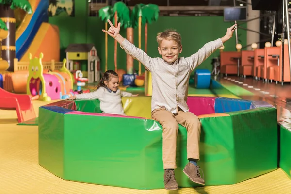 Söt Liten Pojke Ler Mot Kameran Medan Syster Leker Poolen — Stockfoto