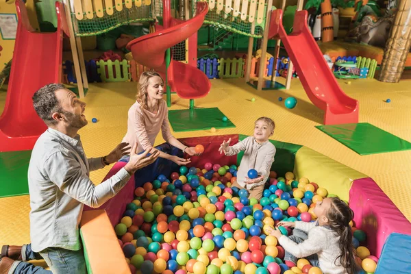 Vue Grand Angle Famille Heureuse Jouer Avec Des Boules Colorées — Photo