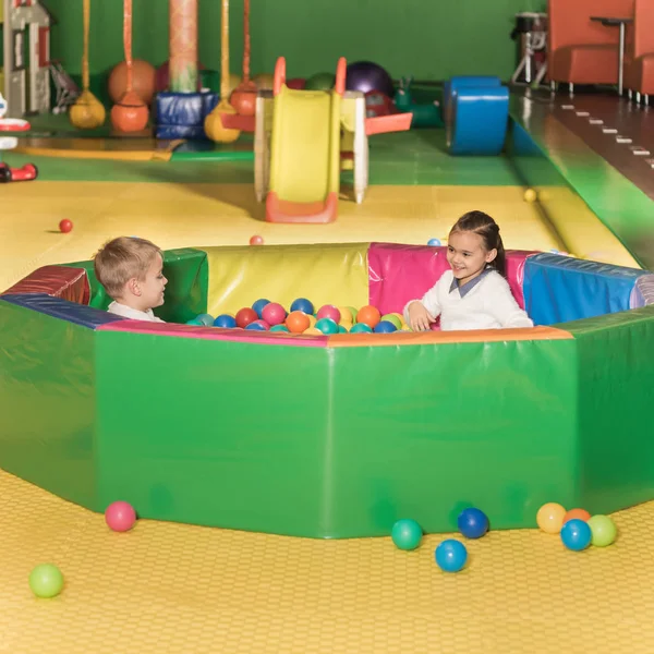 Adorables Niños Pequeños Felices Jugando Piscina Con Bolas Colores — Foto de Stock