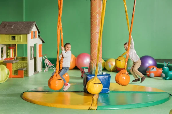 Щасливі Маленькі Діти Гойдаються Грають Розважальному Центрі — стокове фото