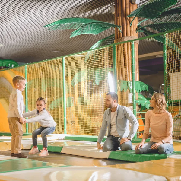 Sevimli Küçük Çocuklar Birlikte Eğlence Merkezinde Oyun Bakarak Anne — Ücretsiz Stok Fotoğraf
