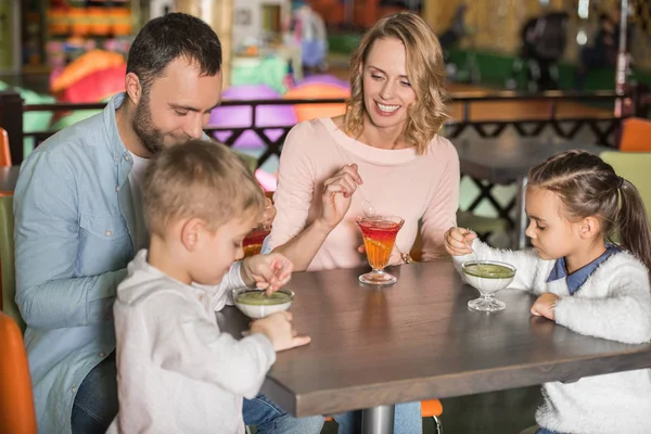 Familia Feliz Comiendo Dulces Postres Juntos Cafetería —  Fotos de Stock