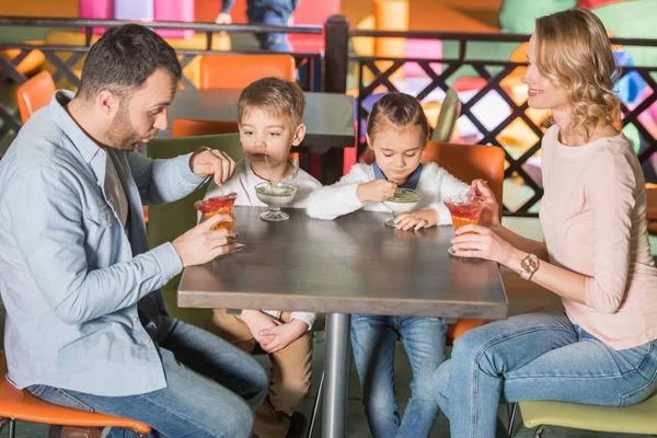 Family Eating Tasty Desserts Cafe Entertainment Center — Stock Photo, Image