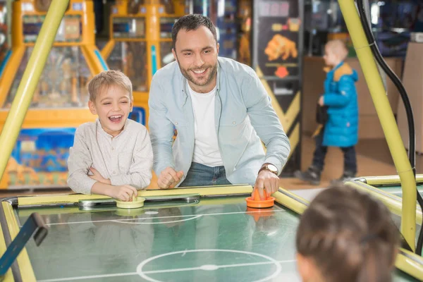 Счастливый Отец Детьми Играющими Воздушный Хоккей Развлекательном Центре — стоковое фото