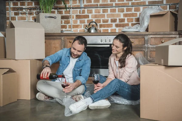 Feliz Joven Pareja Bebiendo Vino Celebrando Reubicación Nueva Casa — Foto de Stock