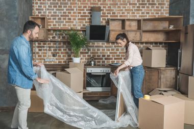 Genç çift paketleme resim tehcir sırasında 