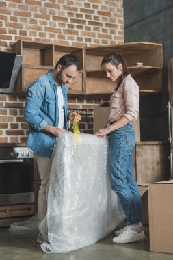 yerini değiştirme sırasında genç bir çift paketleme resim