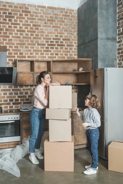 Happy Mother Son Having Fun Cardboard Boxes Relocation — Free Stock Photo