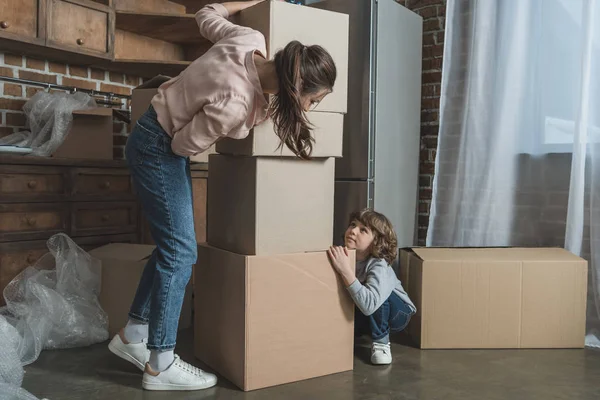 Happy Mother Son Playing Cardboard Boxes New Apartment — Stock Photo, Image