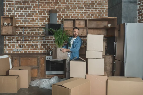 Hombre Sosteniendo Maceta Planta Mirando Cámara Durante Reubicación — Foto de Stock