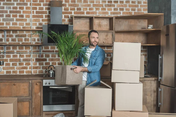 Glimlachende Man Met Ingegoten Plant Terwijl Het Bewegen Nieuwe Appartement — Stockfoto
