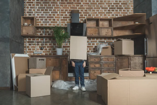 Niño Pequeño Pie Con Caja Cartón Cabeza Mientras Muda Casa — Foto de stock gratis