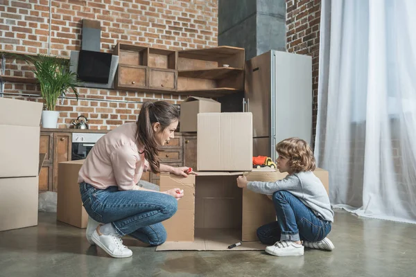 Vista Lateral Madre Hijo Feliz Dibujo Caja Cartón Casa Nueva — Foto de Stock