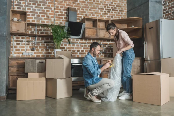 Full Length View Young Couple Packing Picture Relocation — Stock Photo, Image
