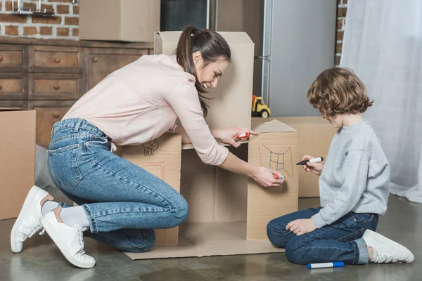 Happy Mother Son Drawing Cardboard Box While Moving Home — Stock Photo, Image