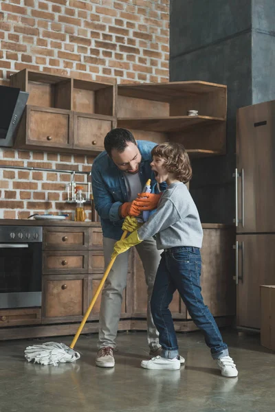 Feliz Padre Hijo Pequeño Divirtiéndose Juntos Mientras Limpian Casa —  Fotos de Stock