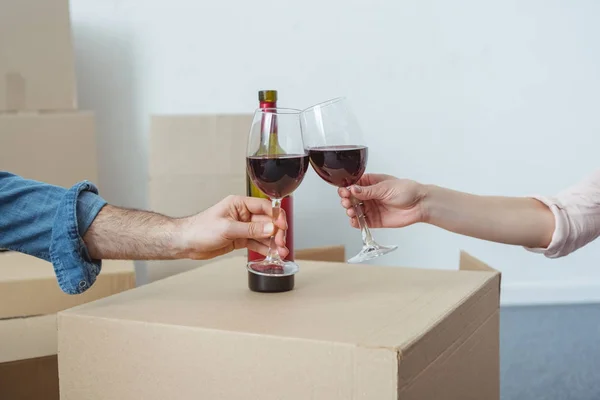 Περικοπεί Shot Ζευγάρι Κρατώντας Ποτήρια Κρασί Και Γιορτάζει Μετεγκατάστασης — Φωτογραφία Αρχείου