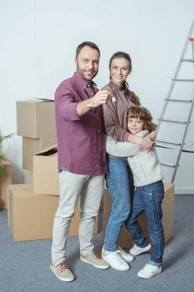 Gelukkig Gezin Met Een Kind Lachend Camera Toets Ingedrukt Houden — Stockfoto