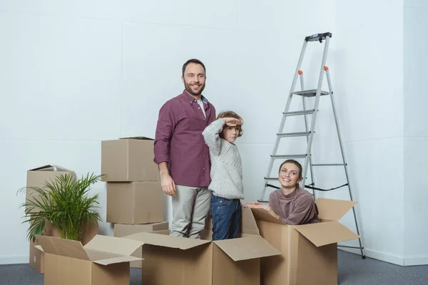 Familia Feliz Con Niño Divirtiéndose Con Cajas Cartón Durante Reubicación —  Fotos de Stock