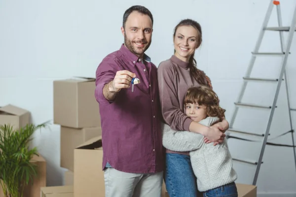 Família Feliz Com Uma Criança Sorrindo Para Câmera Segurando Chave — Fotografia de Stock