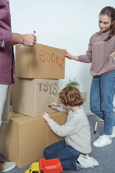 Tiro Recortado Caixas Assinatura Família Enquanto Move Nova Casa — Fotografia de Stock