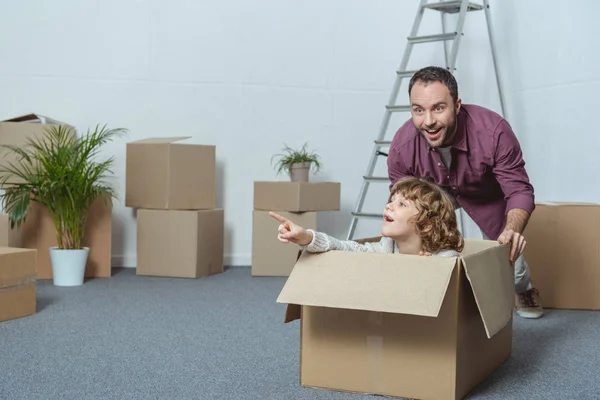 Vader Zoon Kartonnen Doos Samen Plezier Tijdens Het Verhuizen — Stockfoto
