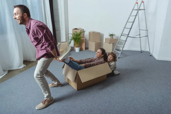Ευτυχής Πατέρας Και Γιος Διασκεδάζοντας Μητέρα Κάθεται Κουτί Από Χαρτόνι — Φωτογραφία Αρχείου