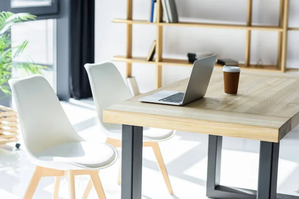 Laptop Und Kaffeetasse Auf Dem Tisch Modernen Büro — Stockfoto