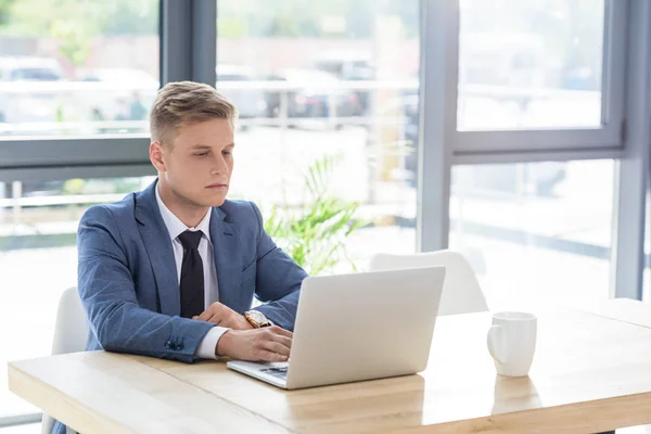 Young Businessman Looking Laptop Screen Modern Office — Stock Photo, Image