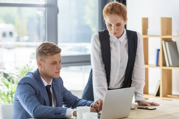 Successful Team Discussing Project Laptop Modern Office — Stock Photo, Image