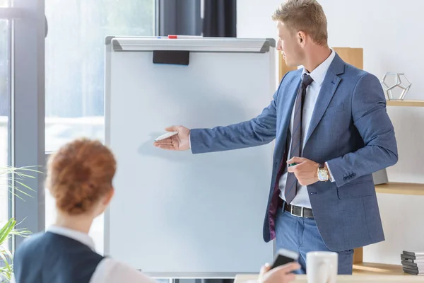 Young Businessman Presenting His Idea Flip Chart Colleagues Modern Office — Stock Photo, Image