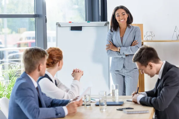 Joven Empresaria Que Presenta Idea Sus Colegas Oficina Moderna — Foto de Stock