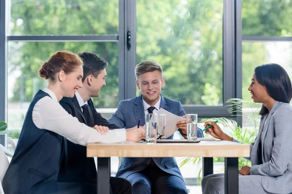 Equipo Negocios Diverso Discutiendo Proyecto Oficina Moderna —  Fotos de Stock