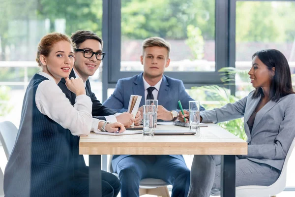 Glass View Team Discussing Project Modern Office Looking Camera — Stock Photo, Image