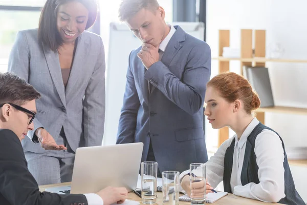 Erfolgreiches Team Diskutiert Projekt Laptop Modernen Büro — Stockfoto