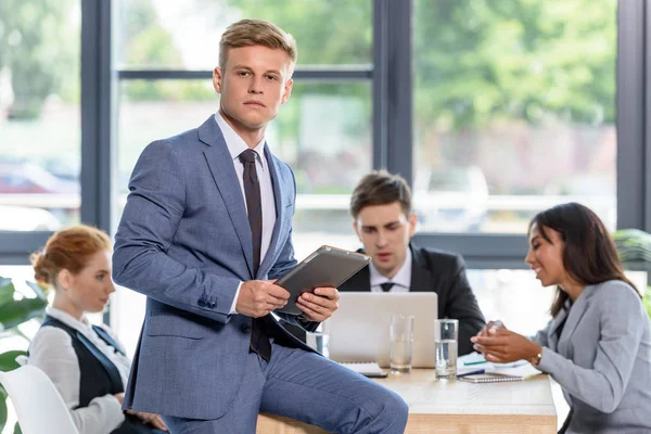 Uomo Affari Fiducioso Fronte Suoi Colleghi Ufficio Moderno — Foto Stock