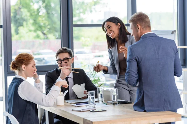 Kollegen Essen Chinesisches Essen Modernen Büro — Stockfoto