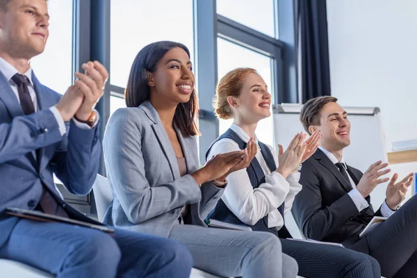 Jonge Collega Applaudisseren Aan Presentatie Moderne Kantoren — Stockfoto