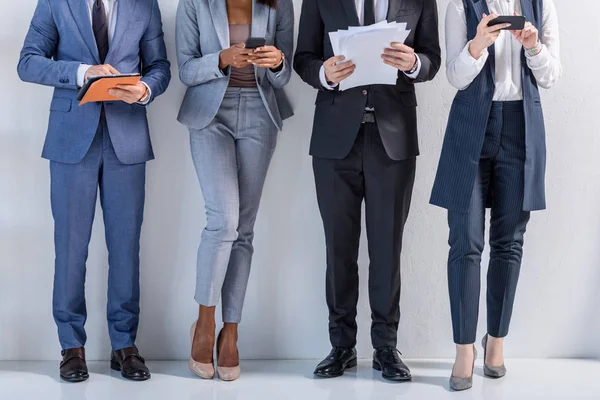 Groep Van Succesvolle Zakenmensen Pak Permanent Door Muur — Stockfoto