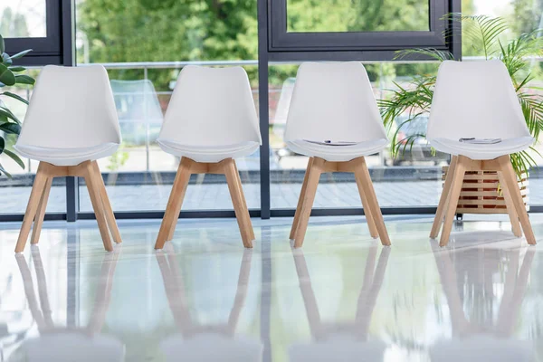 光の近代的なオフィスに白い椅子 — ストック写真