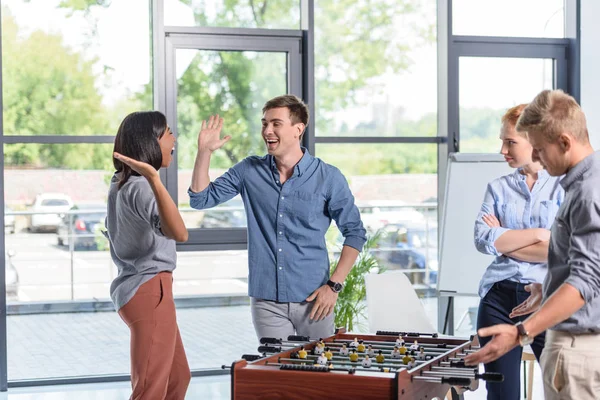 近代的なオフィスに中にテーブル サッカー ビジネス人々 を破る — ストック写真