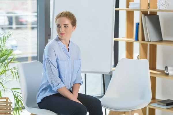 Junge Geschäftsfrau Sitzt Auf Einem Stuhl Modernen Büro — Stockfoto
